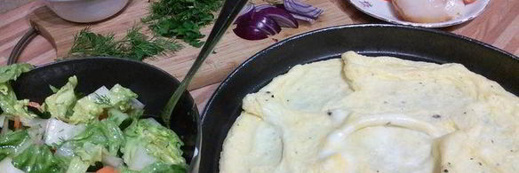 омлет с салатом и копченым лососем