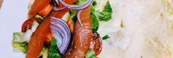 омлет с салатом и копченым лососем