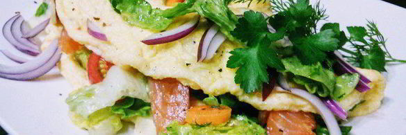 омлет с салатом и копченым лососем