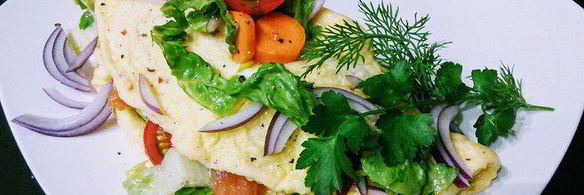 омлет с салатом и копченым лососем