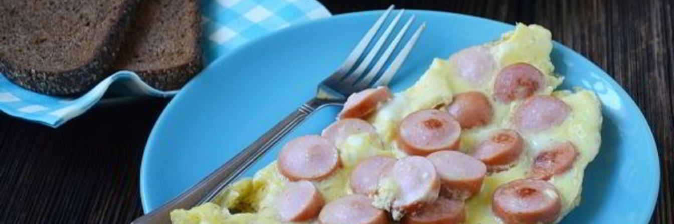 Омлет с сосисками на сковороде