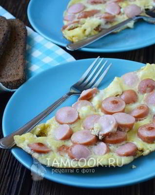 Омлет с сосисками на сковороде