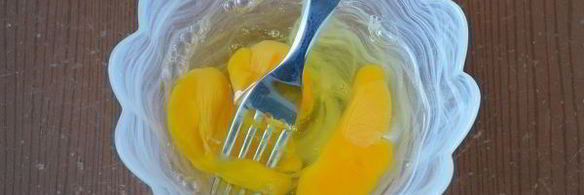 омлет с сосисками на сковороде