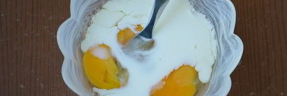 омлет с сосисками на сковороде