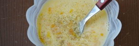 омлет с сосисками на сковороде