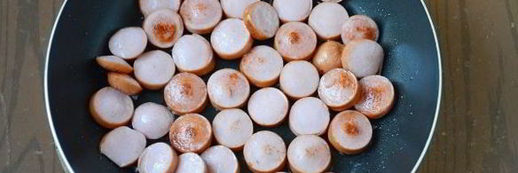 омлет с сосисками на сковороде