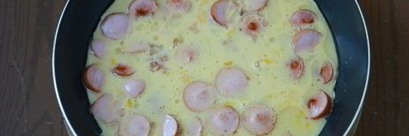 омлет с сосисками на сковороде