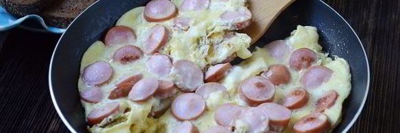 омлет с сосисками на сковороде