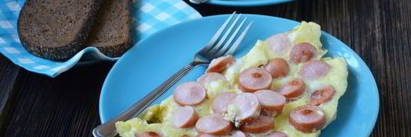 омлет с сосисками на сковороде