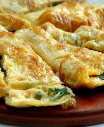 Омлет с тыквой, карамелизованным луком, горгонзолой и шалфеем