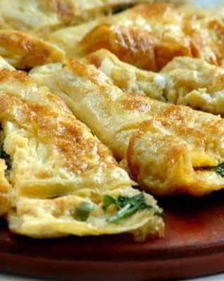 Омлет с тыквой, карамелизованным луком, горгонзолой и шалфеем