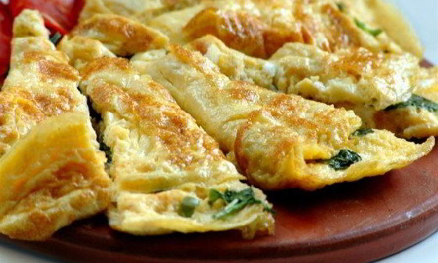 Рецепт омлета с тыквой, карамелизованным луком, горгонзолой и шалфеем