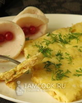 Омлет с вафельными коржами в микроволновке