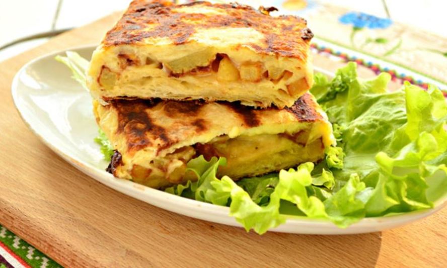 Рецепт омлета с жареной картошкой в лаваше