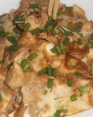 Оякодон — японский омлет с рисом и курицей