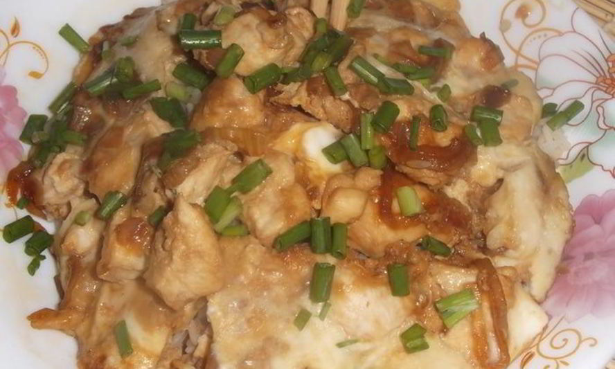 Рецепт оякодона — японского омлета с рисом и курицей