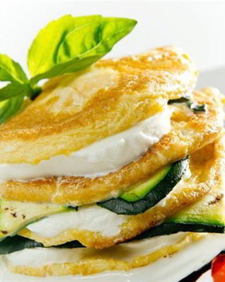 Пирамида из омлета и моцареллы