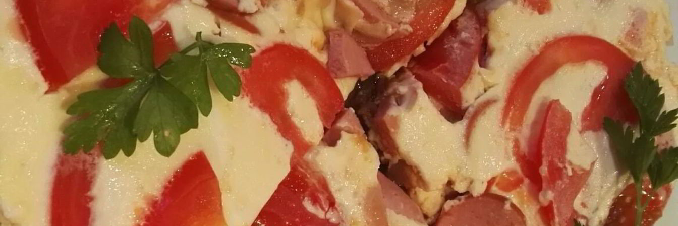 Простой омлет с сосисками и помидорами