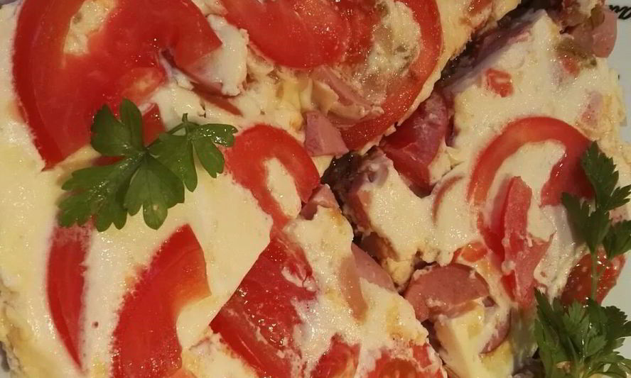 Рецепт простого омлета с сосисками и помидорами