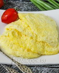 Пышный омлет с молоком на сковороде