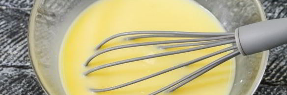 пышный омлет с молоком на сковороде