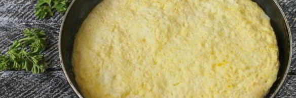 пышный омлет с молоком на сковороде