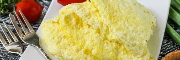 пышный омлет с молоком на сковороде