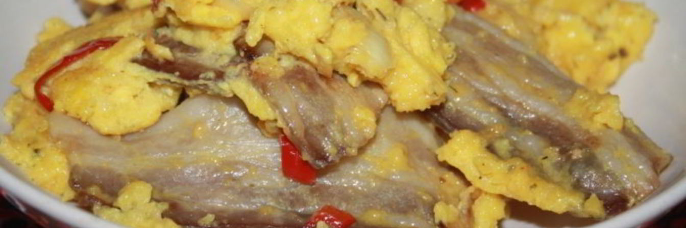 Пышный омлет со свиной грудинкой и луком