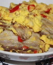 Пышный омлет со свиной грудинкой и луком