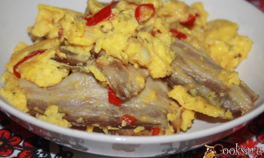 Рецепт пышного омлета со свиной грудинкой и луком