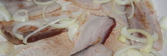 пышный омлет со свиной грудинкой и луком