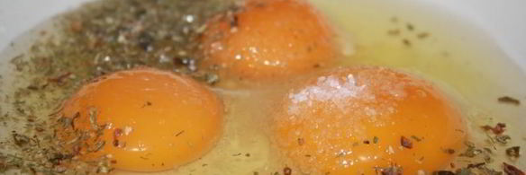 пышный омлет со свиной грудинкой и луком