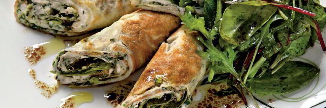 Рулеты из тонкого омлета с сыром и травами