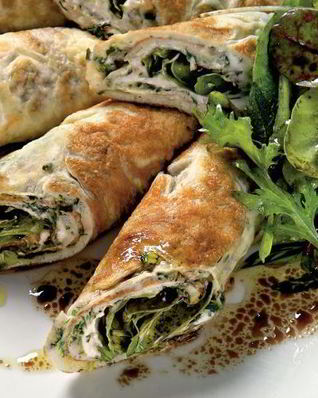 Рулеты из тонкого омлета с сыром и травами