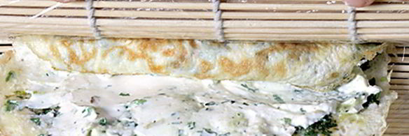 рулеты из тонкого омлета с сыром и травами