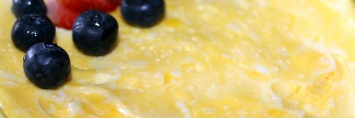 Сладкий омлет с клубникой