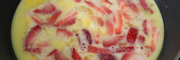 сладкий омлет с клубникой