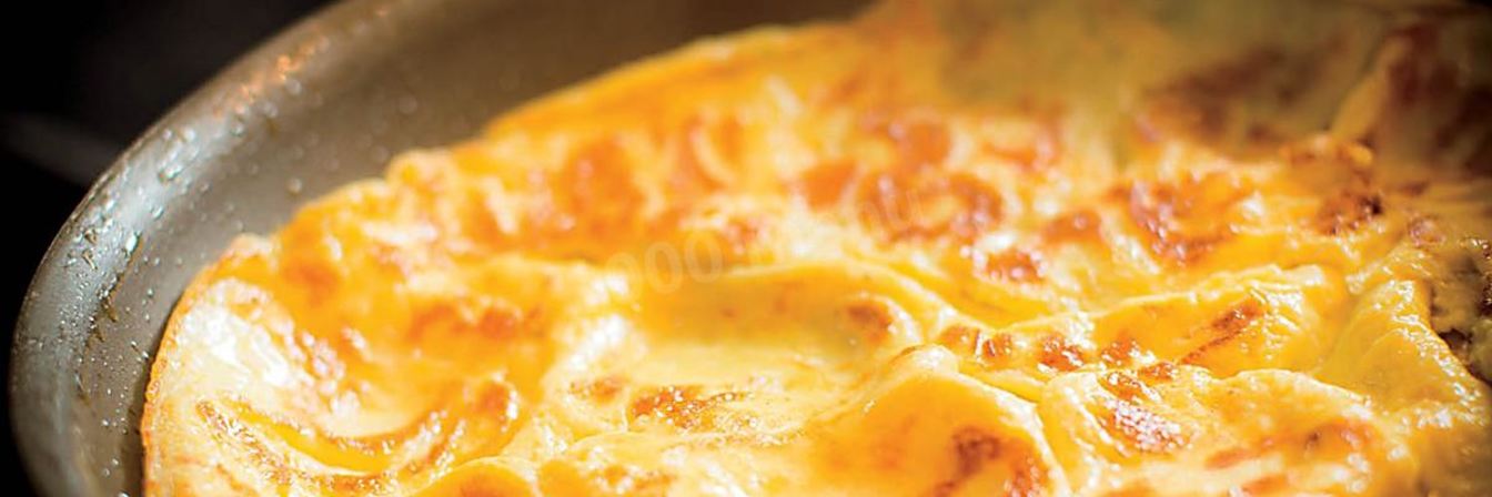 Сладкий омлет с молоком на сковороде