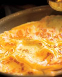 Сладкий омлет с молоком на сковороде