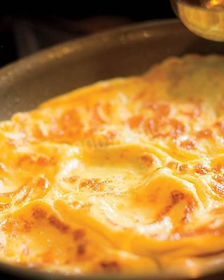 Сладкий омлет с молоком на сковороде