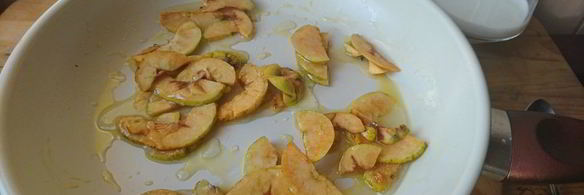 сладкий омлет с яблоком