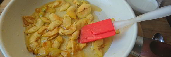 сладкий омлет с яблоком