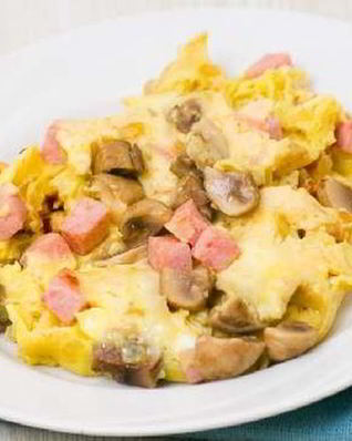 Сытный омлет с грибами и ветчиной