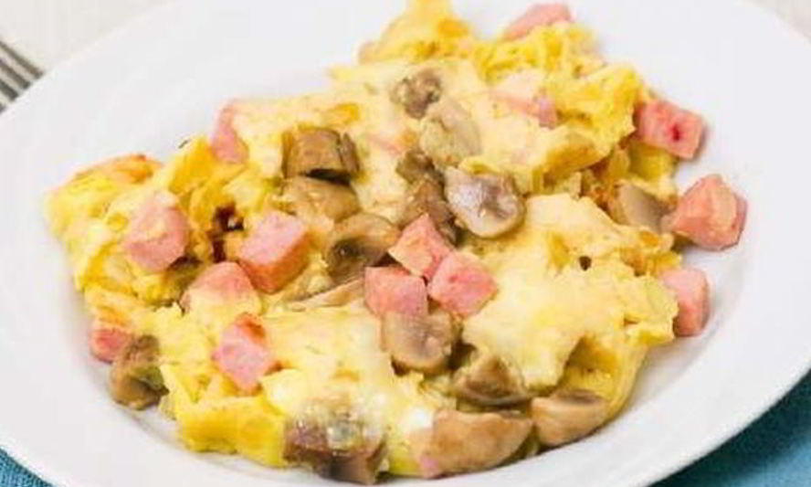 Рецепт сытного омлета с грибами и ветчиной