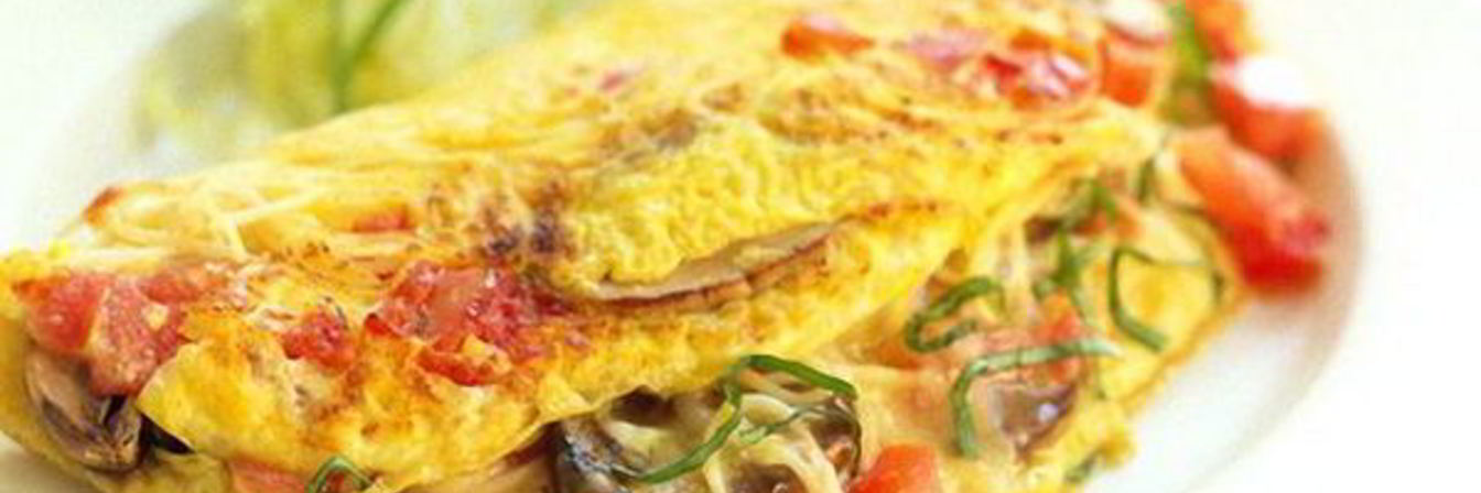 Сытный омлет с грибами, помидорами и сыром