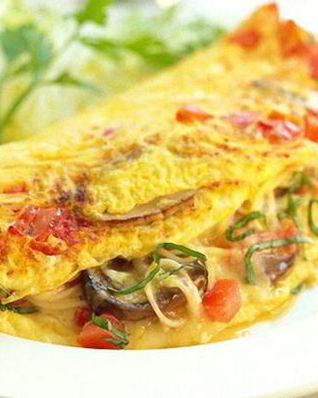 Сытный омлет с грибами, помидорами и сыром