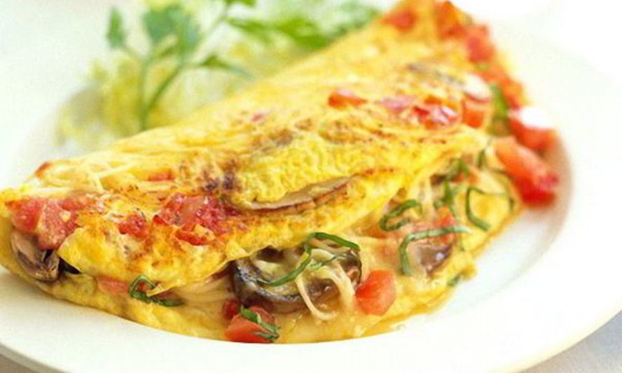 Рецепт сытного омлета с грибами, помидорами и сыром