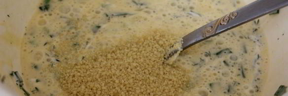 зеленый омлет с брокколи, шампиньонами и кускусом