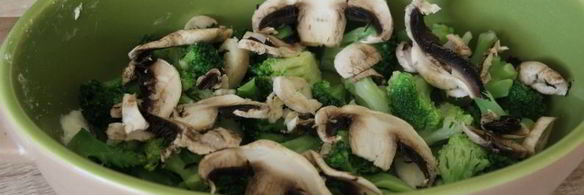 зеленый омлет с брокколи, шампиньонами и кускусом