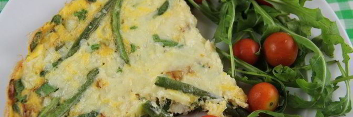 Зеленый омлет со стручковой фасолью, руколой и зеленым луком